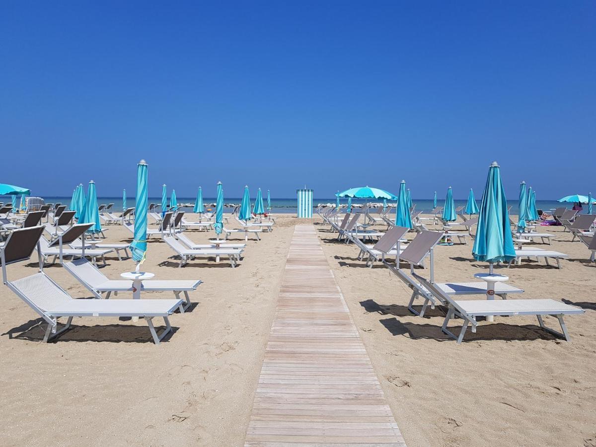 Hotel Paloma Beach Front Chiringuitos Time Rimini Exterior photo