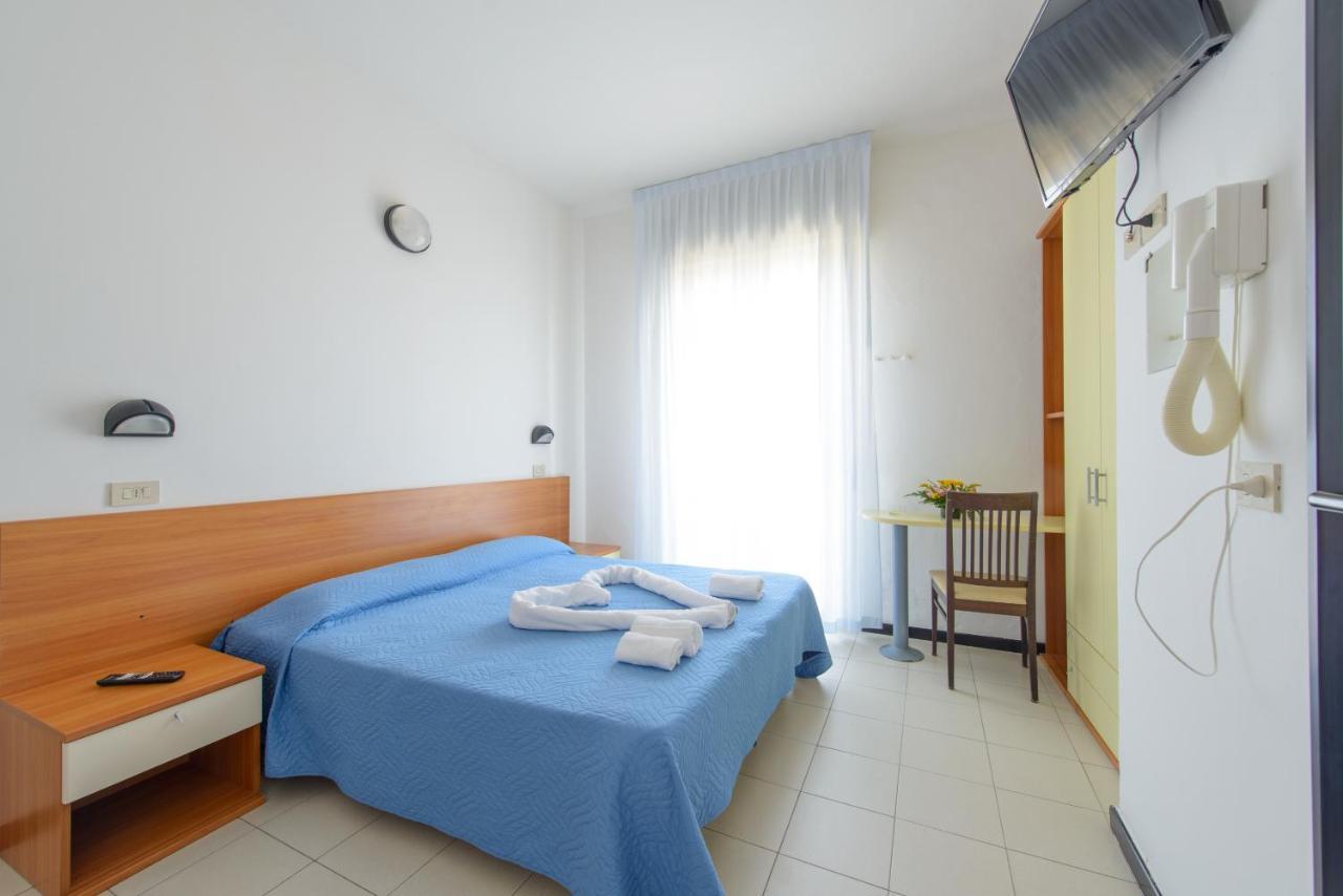 Hotel Paloma Beach Front Chiringuitos Time Rimini Exterior photo