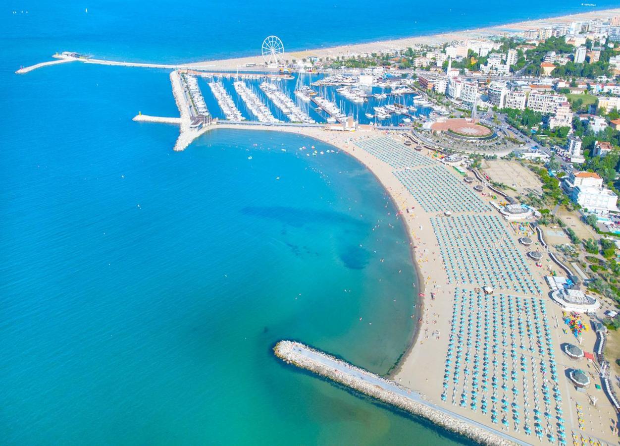 Hotel Paloma Beach Front Chiringuitos Time Rimini Exterior photo
