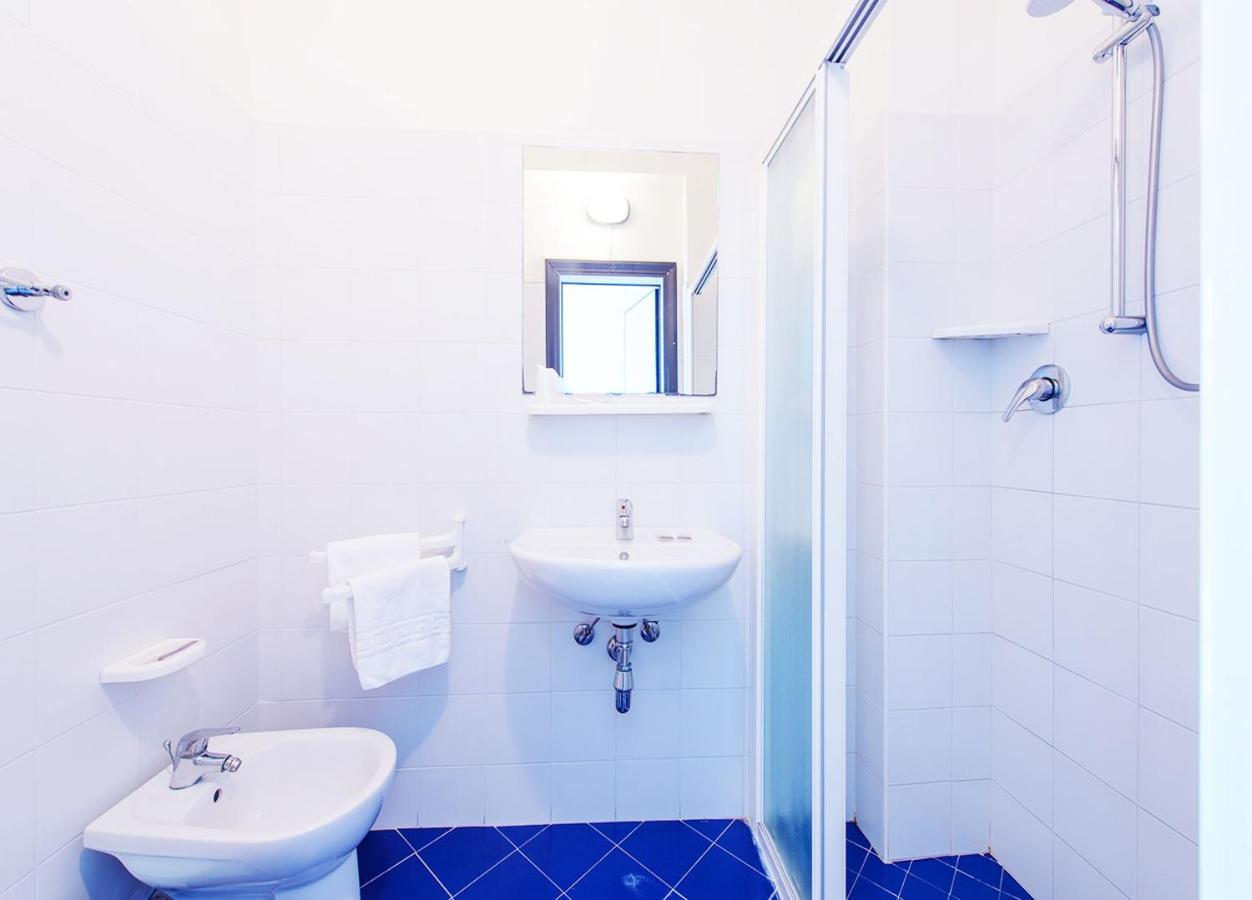 Hotel Paloma Beach Front Chiringuitos Time Rimini Exterior photo